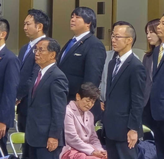 へずまりゅうが疲れて寝てるお婆ちゃんを晒す。ええんかこれ