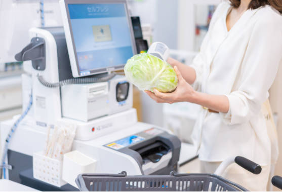 【悲報】困難女性(コンジョ)、セルフレジが使えず外国人店員に八つ当たり