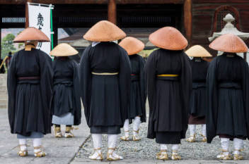 セフレ化した元カノに距離を置かれそうになり､今カレにハ○撮りを送ると脅した和尚さんを逮捕