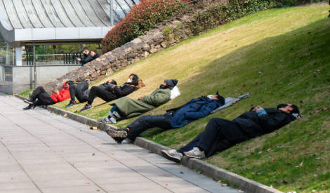 【中国、青年は寝そべり住宅価格は暴落】中国政府関係者 「回復には最低５年かかる」