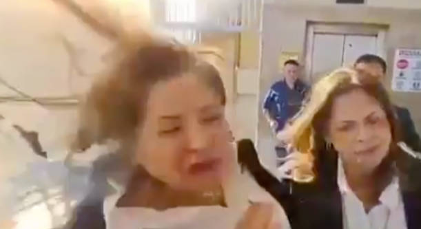 ホンジュラス女性議員の頭に自家製手榴弾が命中、恐ろしい瞬間が撮影される