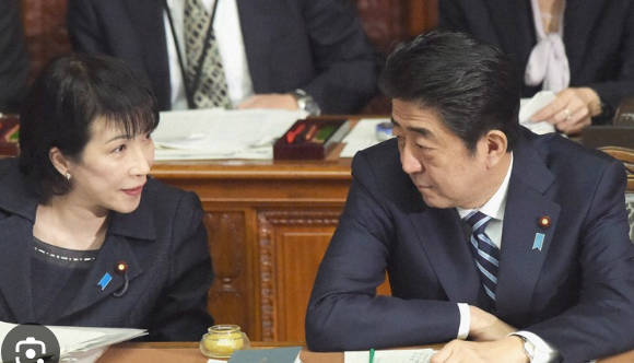 【京都新聞】高市氏を取り立てた安倍晋三首相は、2度の抜き打ち解散を仕掛け衆院選に勝利した、高市氏も解散で手法を模倣するつもりか