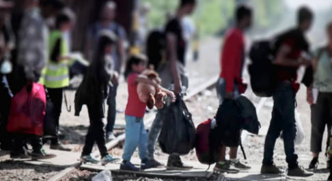 移民入れるしかなくね？このままだとインフラ維持できない。スーパーは潰れ電車バスの本数減りまくる