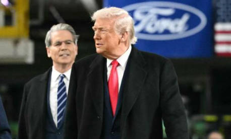 トランプ氏にやじ飛ばしたフォード従業員、停職処分に🖕