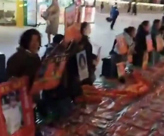 【臓器狩り】中国福建省で10代前半の子供たち失踪、親たちがモール前で写真並べて助け求める
