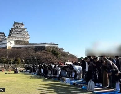 再）【X】姫路城前公園でイスラム教徒らによる集団礼拝が行われ物議