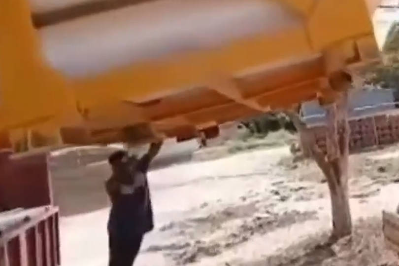 やたらと吊り荷下に入りたがるインド人をご覧ください