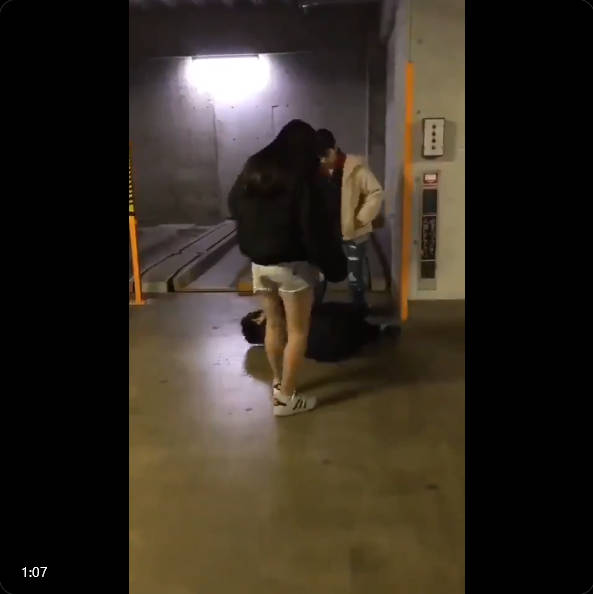 【男性が女性2人に暴行されている】いじめ暴行動画
