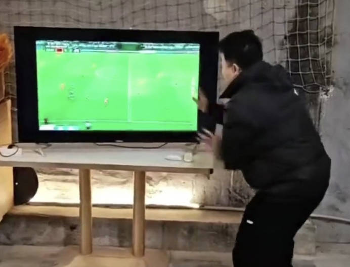 中国人さん、U23中国代表が日本に無様に負けまくってブチギレてテレビを壊す