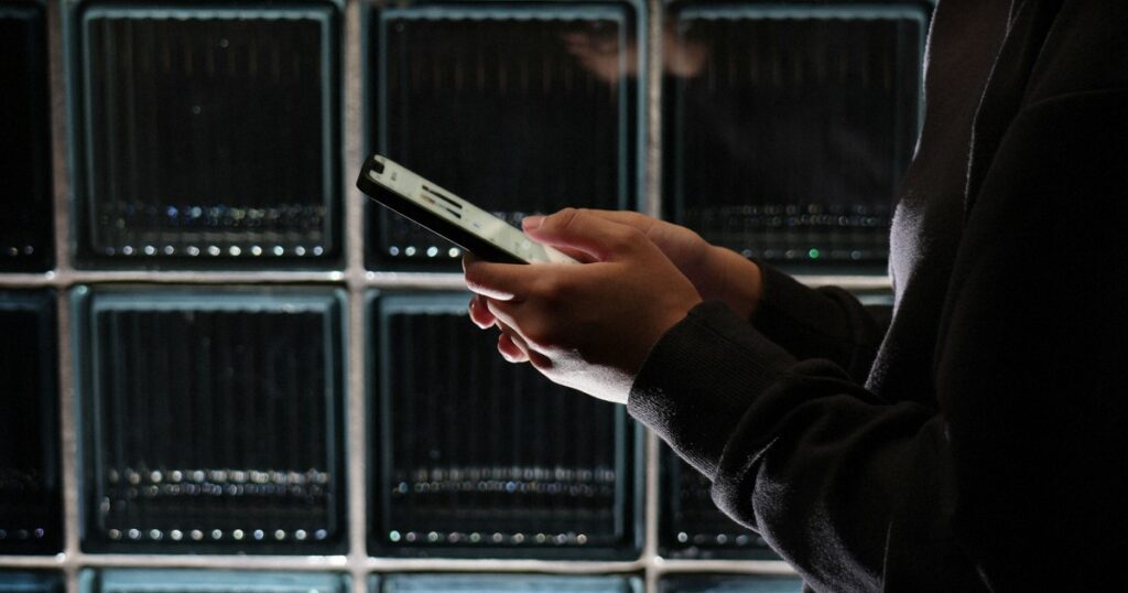 SNSで送った性的な画像使って脅迫被害　2年で4倍　男性狙い急増