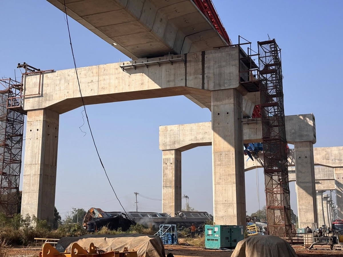 大型クレーンが走行中の列車に倒れる　22人死亡、50人以上がけが　タイ