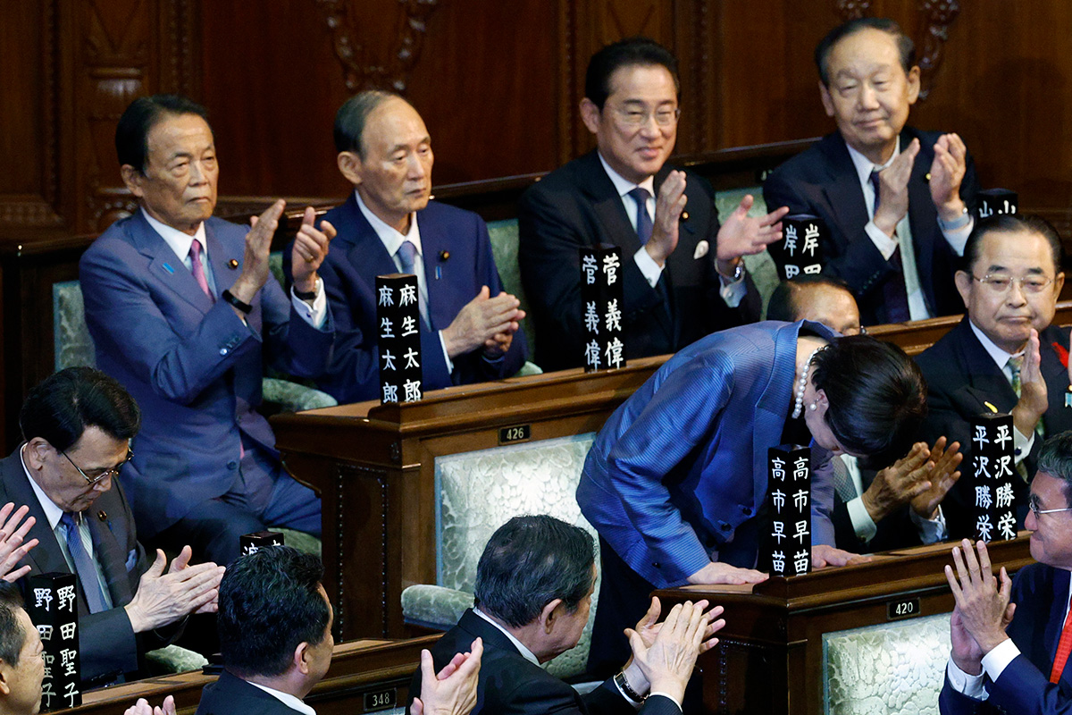 「魂抜けちゃってる」「年上の麻生さんのほうがしっかり」高市首相誕生の背後で…うつろな表情、弱々しい拍手の菅元首相に集まる心配の声