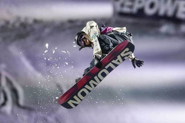 【スノボ】「TVゲームやん」　21歳日本女子ボーダーが史上初の超大技『バックサイド1620』　「空を飛ぶってこのこと」衝撃走る