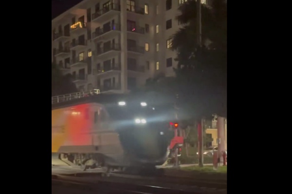 Uber Eatsの配達ロボットが列車に轢き潰される