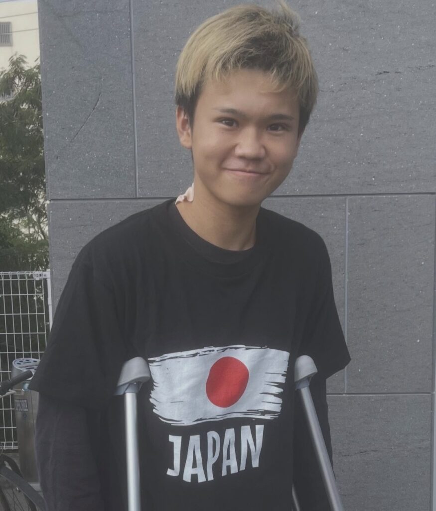 バイク事故で入院のゆたぼん、「17歳になりました」退院も報告「通院しながら自宅で療養していきます」松葉杖姿