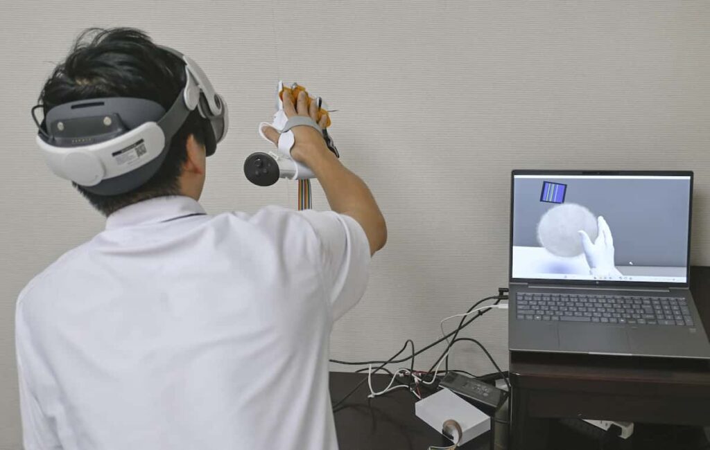 【VR】「ザラザラ」「ごつごつ」　シャープ、触覚体験のグローブ開発　液晶技術を活用
