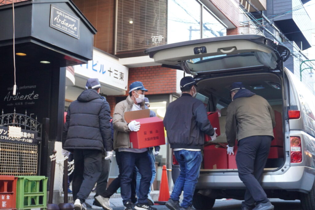 二重扉の中はインターネット賭博店、3店舗を摘発で男女16人を逮捕　大阪府警