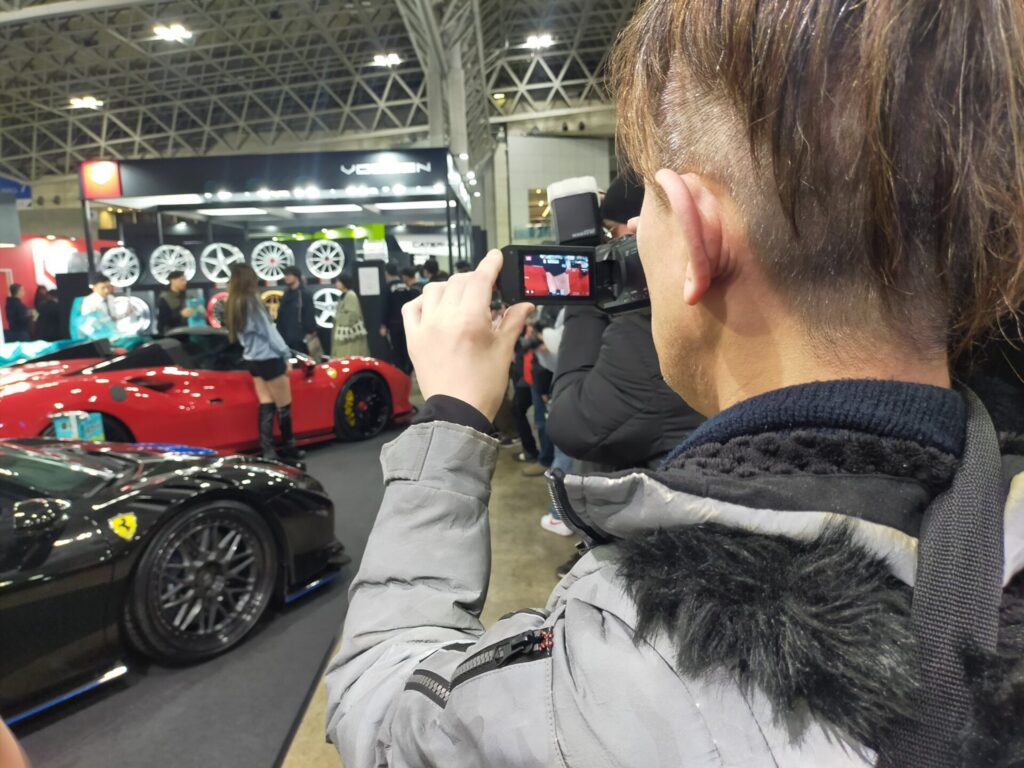 レースクイーンの“下半身だけ”撮影する決定的瞬間が拡散　「なぜ撮られるのが嫌で露出する仕事を？」…質問に被害タレントが毅然と回答