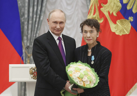 プーチン大統領、栗原小巻さんにメダル　ロシア文化フェス委員長