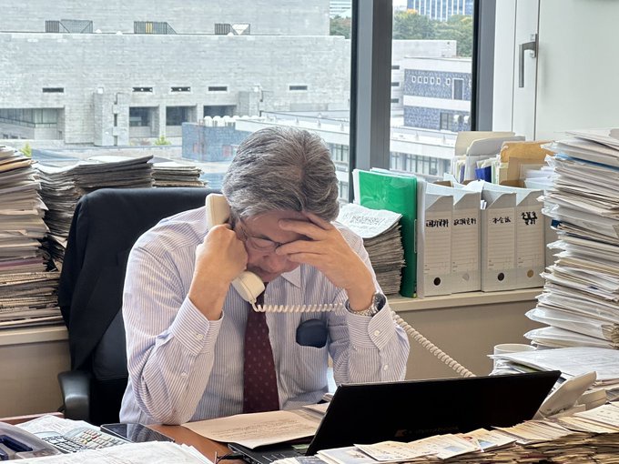 【画像】　立民・杉尾議員、大量の資料と書類に囲まれ、PCを開き電話を片手に頭を抱えるﾓｰﾚﾂぶりを公開