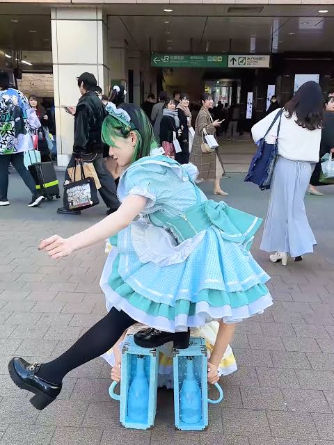 エンジェルっていう高級シャンパンの箱を踏み台にして片足スクワットしてるコンカフェ嬢のスレ