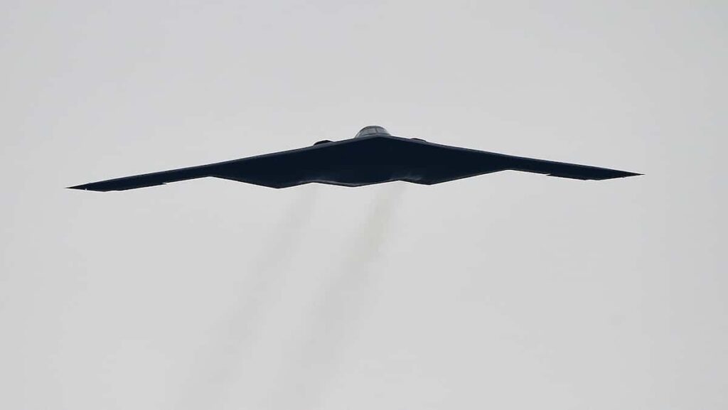 【B2ステルス戦略爆撃機を25機追加発注した】トランプ米大統領が性能称賛 「完全に探知不可能だ」