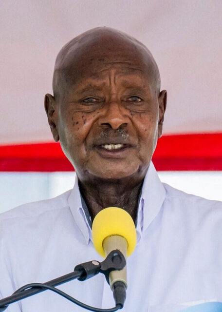 再選7回。長期政権40年のウガンダ大統領が黒人なのになぜか日本人ぽい。なんでだろう。