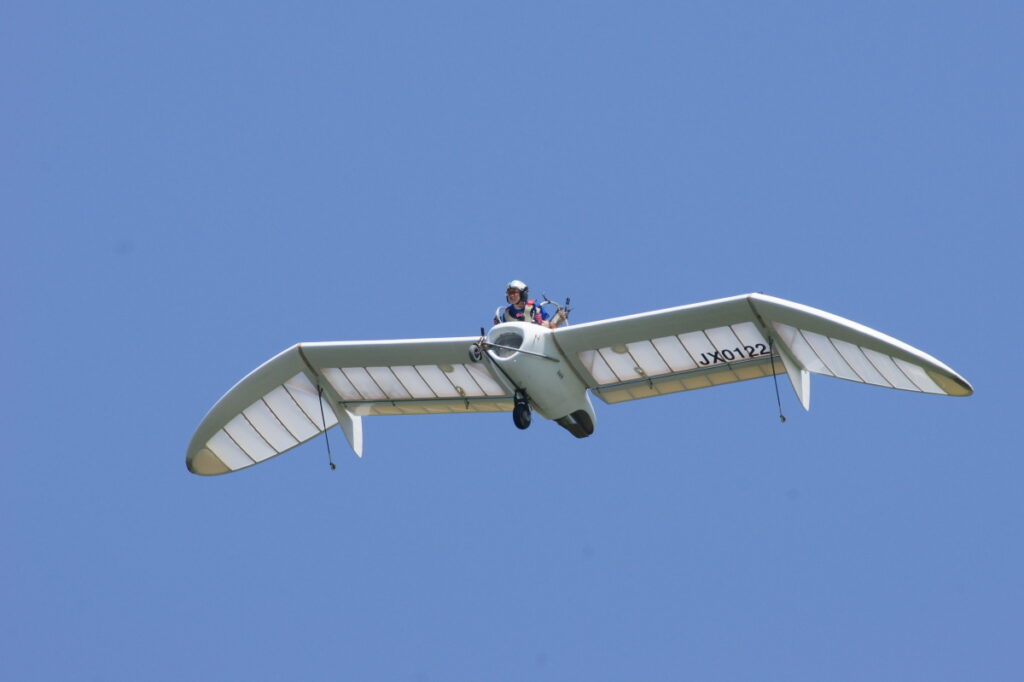 【映画】風の谷のナウシカ「メーヴェ」モデルの飛行機　ラストフライトに歓声