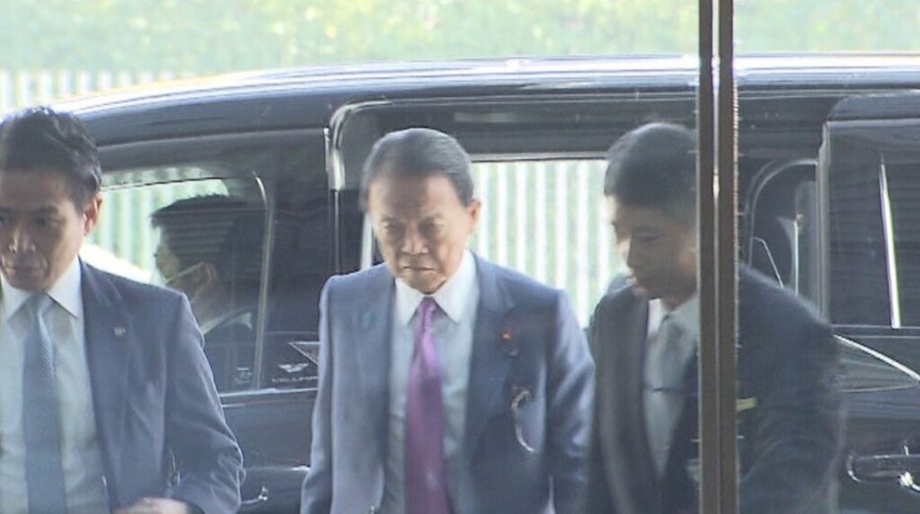 【高市悲報】麻生太郎さん、ものすごい顔で官邸入り