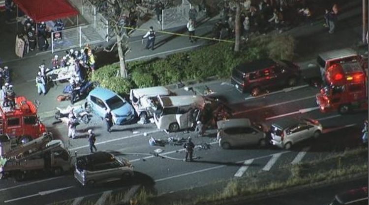 兵庫・加古川市で10台ほどの車からむ多重事故　けが13人　運転手1人が閉じ込められ、救助活動続く