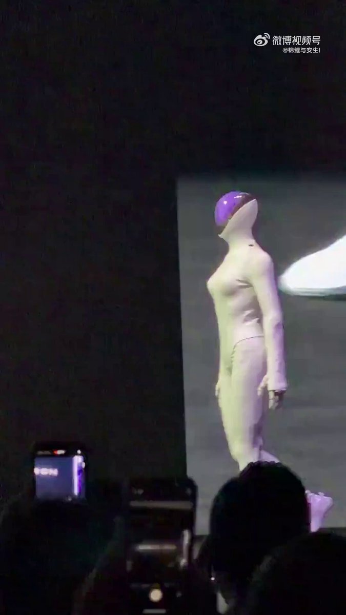 【衝撃】中国のXPeng社が発表したロボット「IRON」が、“不気味の谷”すぎて怖いと話題に