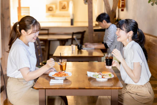 会社員が昼食に1280円の定食食い続けるのが無理ゲー。すき家の牛丼450円ラインが限界。