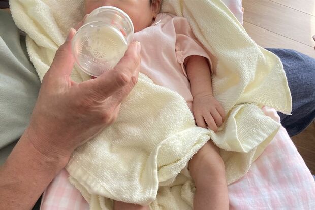 一夫多妻制YouTuberの渡部氏「児相に通報するのいい加減やめてください」ミルクの飲ませ方で炎上…子育て動画に厳しい視線