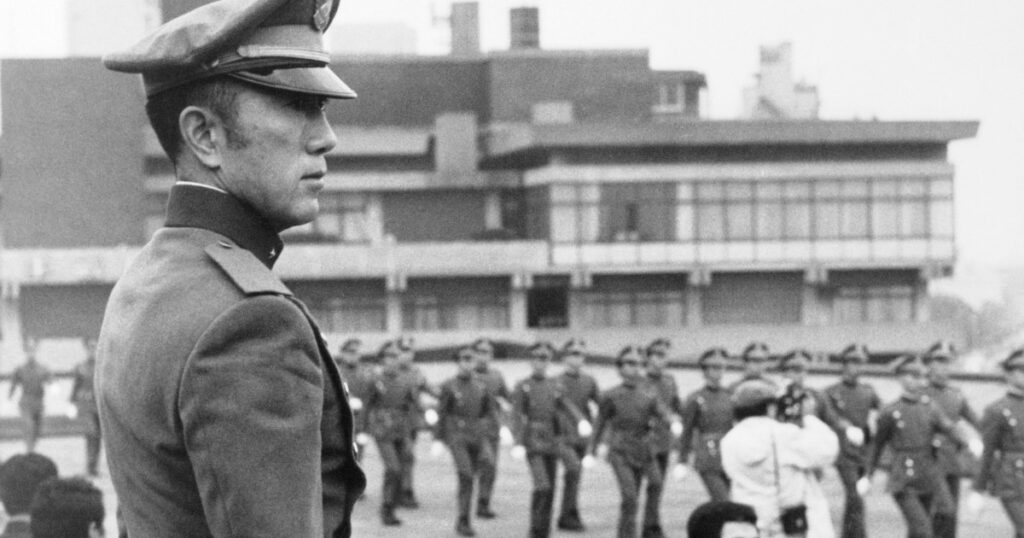 【特集】 「やめんか！命は大切にしろ！」…三島事件から55年、割腹自決を3メートル先で見た“元軍人”が語った「介錯の刃のひらめき」